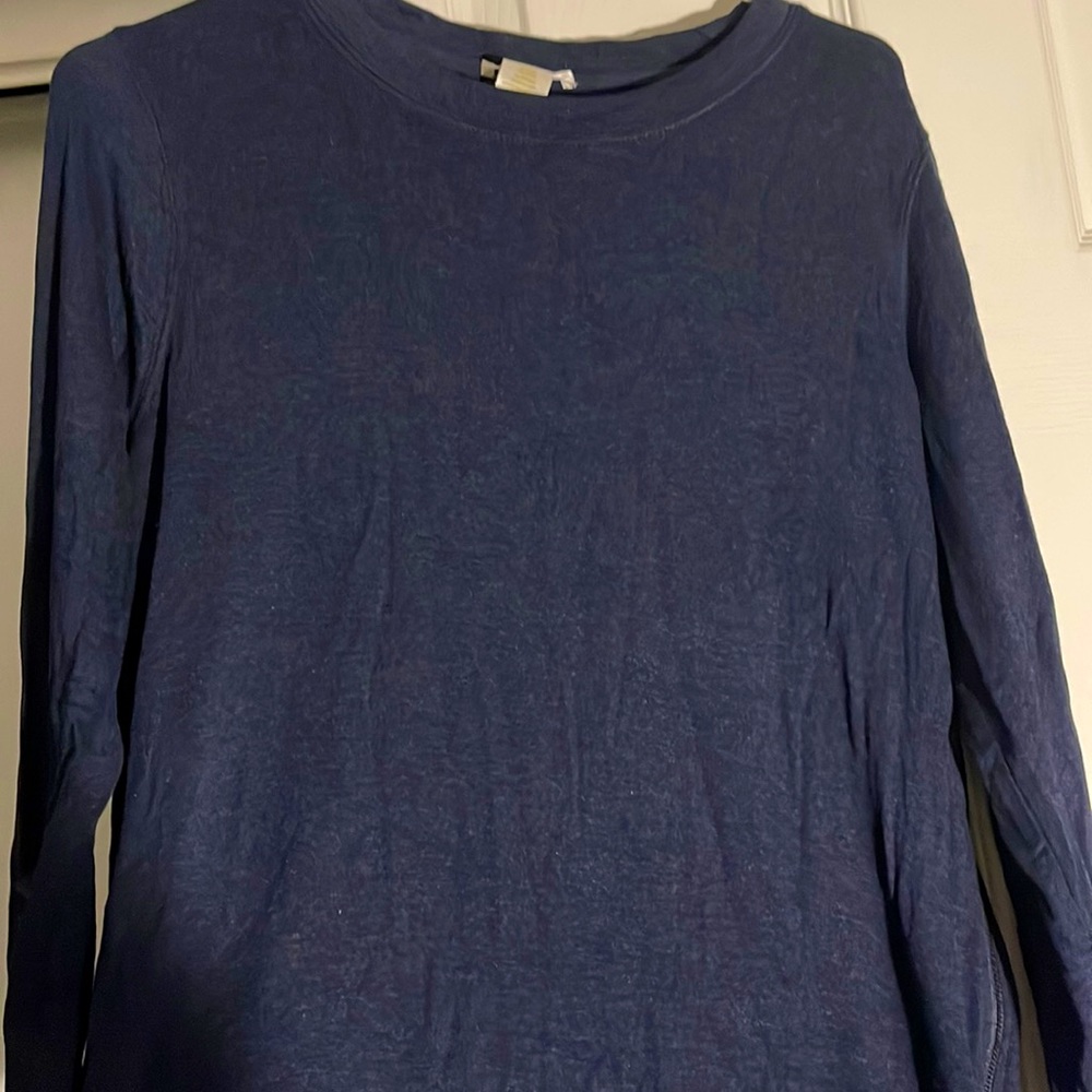 Long sleeve soft too with zipper details